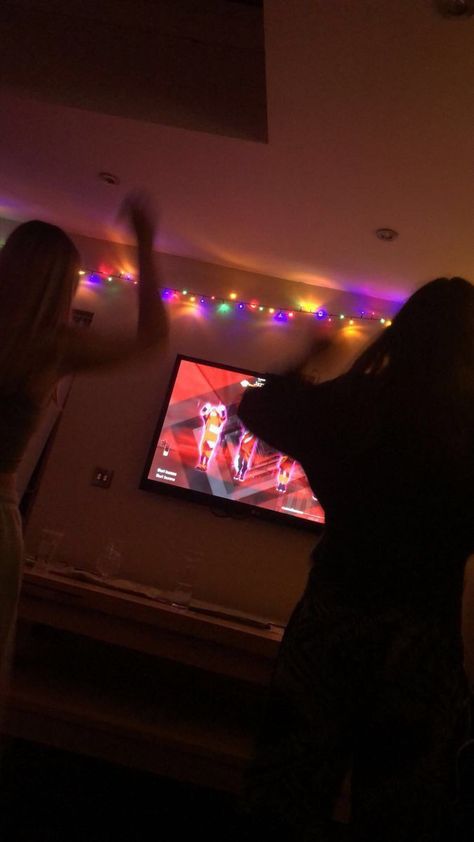 Just Dance! Bff Night Sleepover, Just Dance Party Ideas, Just Dance Aesthetic, After Party Aesthetic, Pijama Party, Snap Friends, Dancing Aesthetic, Fake Friends, Teenage Dream