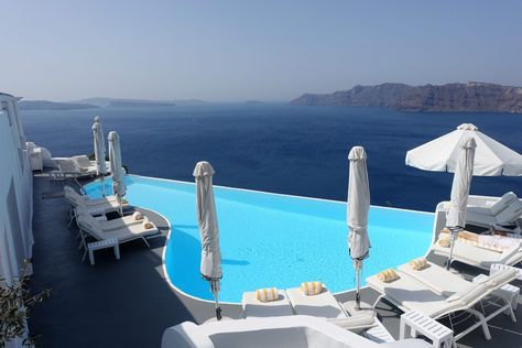 26 Best Honeymoon Hotels in Santorini - Cave Villas with Caldera View Greece Honeymoon Romantic, Katikies Hotel Santorini, Santorini Greece Honeymoon, Best Hotels In Santorini, Honeymoon In Greece, Hotels In Santorini Greece, Santorini Honeymoon, Perissa Beach, Oia Santorini Greece