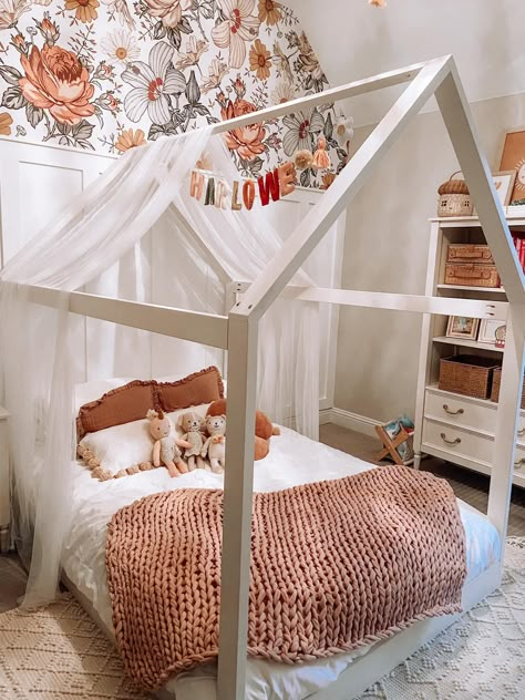 Full House Bed, House Beds For Girls Room, Montesorri Bed Girl, Toddler Girl Full Size Bed Ideas, House Bed Decoration, House Bed Frame Decor, Floor Bed Girls Room, Canopy House Bed, Girls Room House Bed