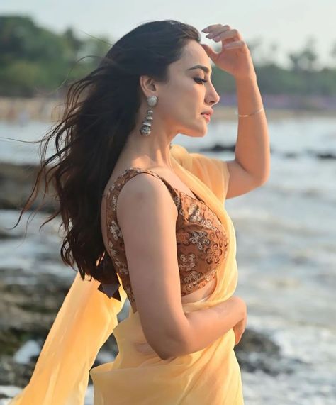 Surbhi Jyoti Saree, Surbhi Jyoti, Indian Dresses Traditional, Effortlessly Chic Outfits, Disco Outfit, Indian Fashion Dresses, Indian Beauty Saree, Actress Photos, Lookbook Outfits