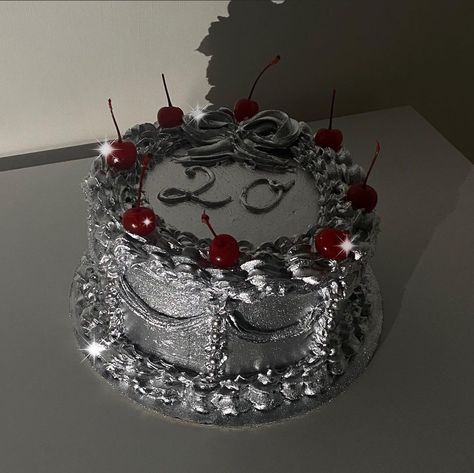 Metallic Birthday Cake, Star Cake Aesthetic, Vintage Cake With Cherries, Silver Cake Ideas, Glitter Cake Ideas, Y2k Cake, Shiny Cake, Silver Birthday Cake, Chrome Cake