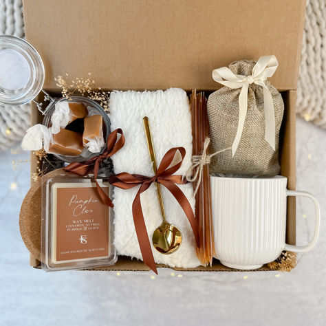 Hygge Gift Basket Ideas, Small Gift Basket Ideas For Women, Autumn Gift Basket, Recovery Gift Basket, Fall Gift Basket Ideas, Hygge Fall, Hygge Gift Basket, Fall Gift Ideas, Coffee Gift Ideas