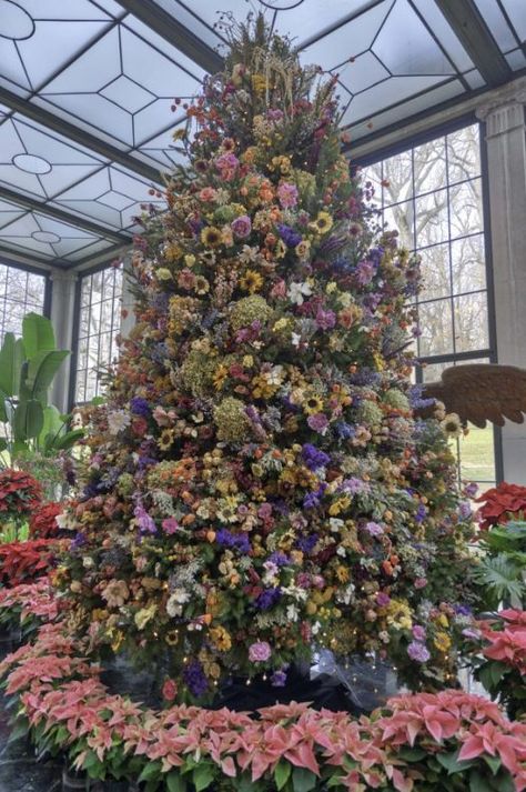 Dried Flower Christmas Tree, Dried Flower Christmas, Flower Christmas Tree, Christmas Tree Flowers, Botanical Christmas, Floral Christmas Tree, Christmas Tree Inspo, Floral Tree, Flower Christmas