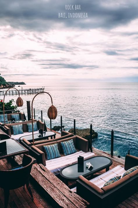 Rock Bar Bali, Bali Bar, Beach Restaurant Design, Restaurant Exterior Design, Cavo Tagoo Mykonos, Cliff Side, Floating Restaurant, Terrasse Design, Restaurant Exterior