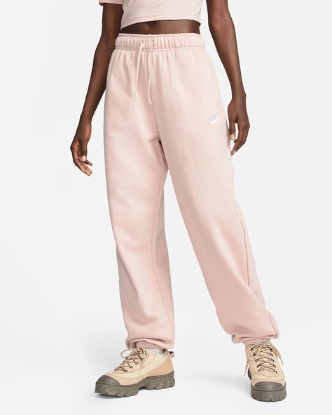 Nike Sportswear Club Fleece Women's Mid-Rise Oversized Sweatpants. Nike.com Oversized Joggers, Nike Light, Oversized Sweatpants, Nike Sportswear Club Fleece, Cute Nike Outfits, Nike Sweats, Oxford White, Nike Sweatpants, Cute Nikes