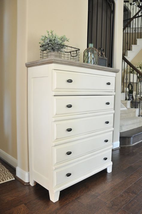 From Transitional to Cottage Style With Chalk Paint Chalk Paint Bedroom Furniture, Transitional Cottage, White Chalk Paint Furniture, Cream Bedroom Furniture, Painted Bedroom, Cream Furniture, Cream Bedrooms, Cherry Furniture, Painted Beds