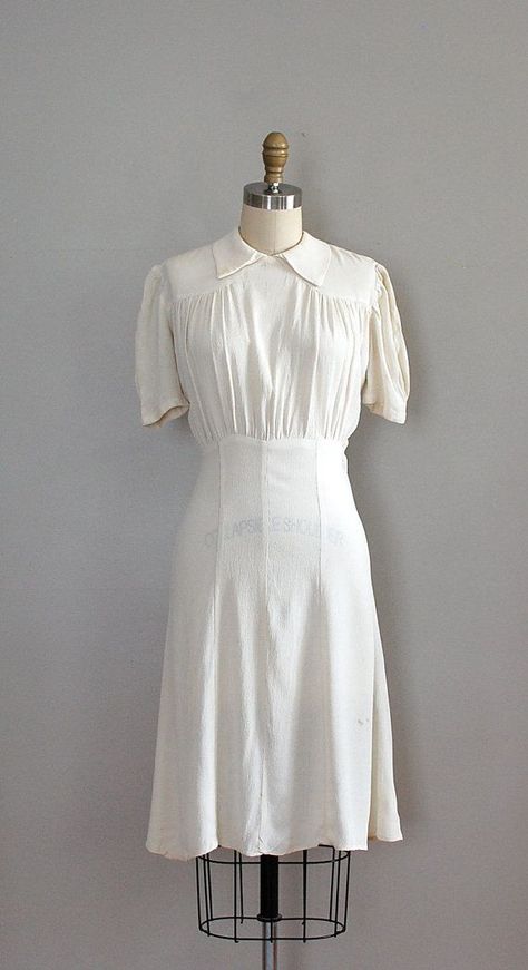 White Crepe Dress, Old Lady Dress, 1930s Outfits, 1930's Dress, 39 Steps, Working Dresses, 1930's Dresses, Beautiful Frocks, 1930's Fashion