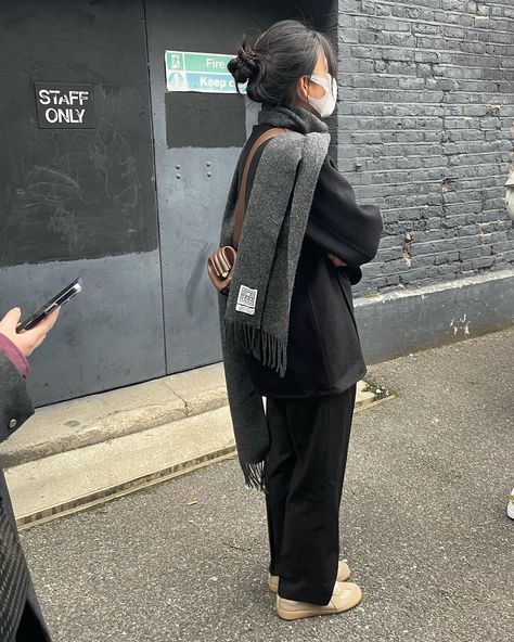 Londoners in London 🇬🇧 on Instagram: “Black jacket. Black trousers. Margiela Replica sneakers. Totême scarf. Osoi bag. 📍Hackney, E1” Margiela Replica Sneakers, Replica Sneakers, Margiela Sneakers, Margiela Replica, Black Trousers, Sneakers Outfit, Black Jacket, Canada Goose Jackets, Women's Style