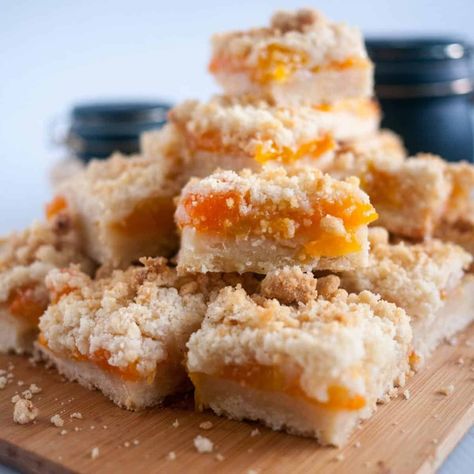 Apricot Crumble Recipe, Bitesize Desserts, Apricot Squares, Apricot Bars Recipe, Apricot Crumble, Slice Dessert, Apricot Dessert, Apricot Bars, Bars Dessert