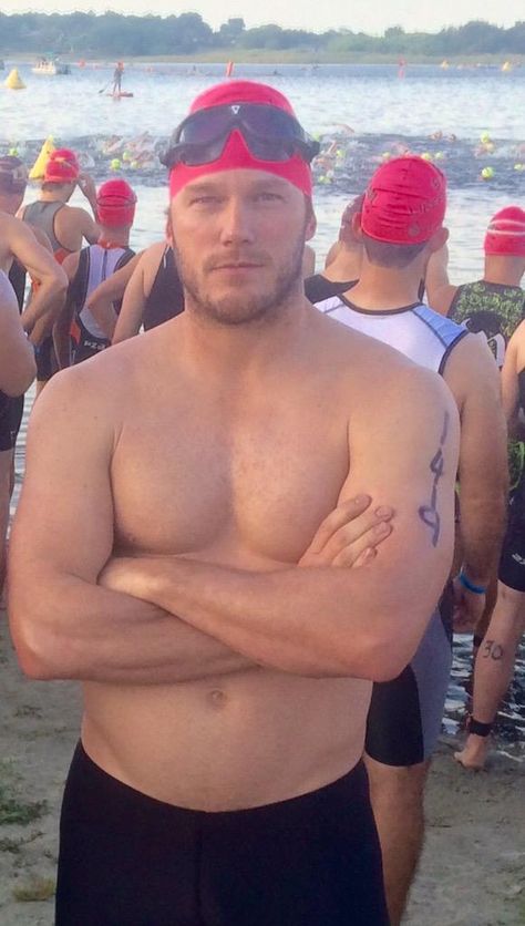 ella burgess ☻☻☻☻☻☻☻ ‏@ellavarr MAY DAD MET CHRIS PRATT AT A RACE AND SENT ME A PIC AND I FEEL OVER IM NOT JK IRONMAN 70.3... Chris Pratt Body, Chris Pratt Shirtless, Haines City Florida, Dad Bodies, Actor Chris Pratt, Sailor Guardians, People References, Male Celebs, Bodybuilders Men