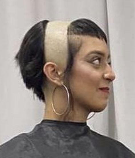 Half Bald Hairstyle Women, Chelsea Cut, Hair Movie, Bad Eyebrows, Extreme Hairstyles, Shaved Hair Women, Shaved Head Women, Shave Her Head, Bad Haircut