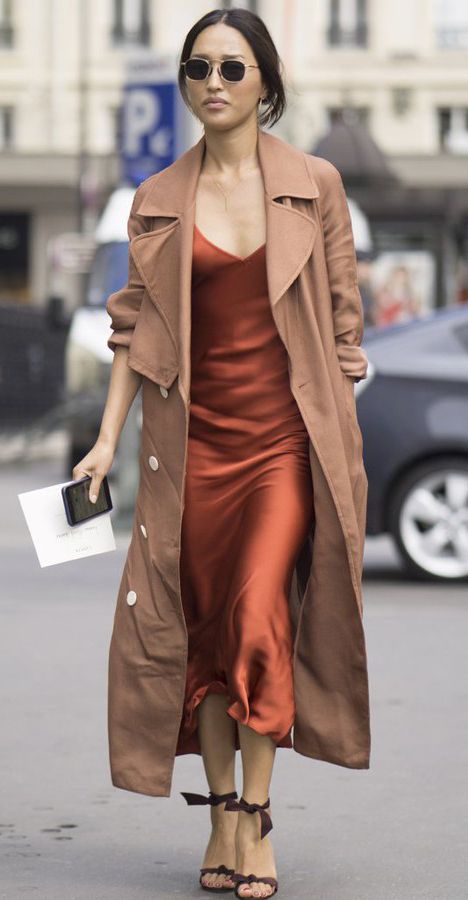 Camel Coat Outfit Casual, Silk Dresses Outfit, Burberry Trenchcoat, Soft Feminine Outfits, Camel Coat Outfit, Slip Dress Outfit, Camel Dress, Bota Over, Fall Fashion Coats