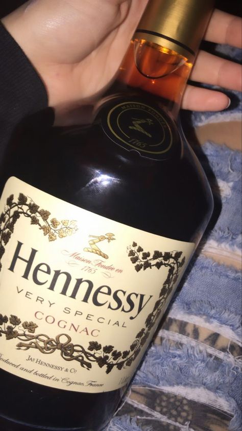 Liqour Aesthetics, Hennessy Drinks, Mixology 101, Hennessy Bottle, Hennessy Xo, Alcohol Pictures, Pretty Alcoholic Drinks, Petra Collins, Alcohol Party