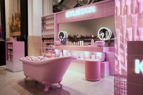 Kylie Cosmetics Store, Comercial Interior Design, Pink Store, Trajes Kylie Jenner, Kylie Skin, Retail Store Interior Design, Store Design Boutique, Retail Store Interior, Salon Suites