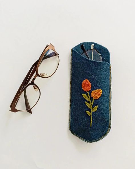 جا عینکی با جنس نمد و گلدوزی با دست. مناسب برای عینک‌های طبی. Glasses Case, Embroidery, Photo And Video, Instagram Photo, Instagram