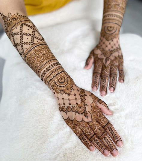 Mehandi Bride, Bridal Mendhi, Round Mehndi, Engagement Mehendi, Arabic Bridal Mehndi Designs, Wedding Henna Designs, Engagement Henna, Mehandi Henna, Legs Mehndi Design