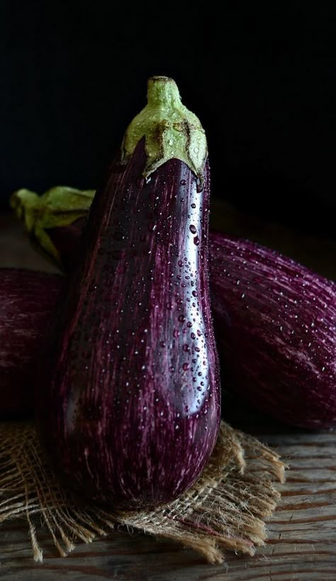 Purple Lettuce, Vegetables Photography, Vegetable Pictures, Dark Food Photography, Food Art Photography, Fruit Photography, Still Life Photos, Still Life Art, Fruit And Veg