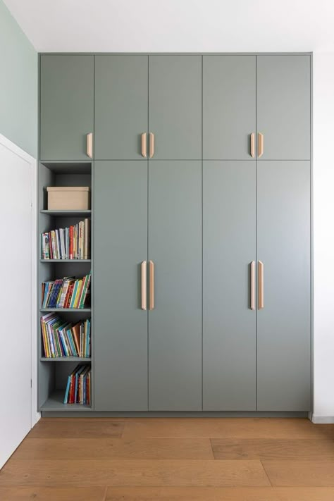 Built In Wardrobe Ideas Minimalist, Wardrobe With Bookshelves, Built In Wardrobe Storage Ideas, Kids Room Wardrobe Design Cupboards, Kids Built In Wardrobe Ideas, Wodrob Design Bedroom Modern, Recessed Wardrobe, Internal Wardrobe Design, Inbuilt Wardrobe