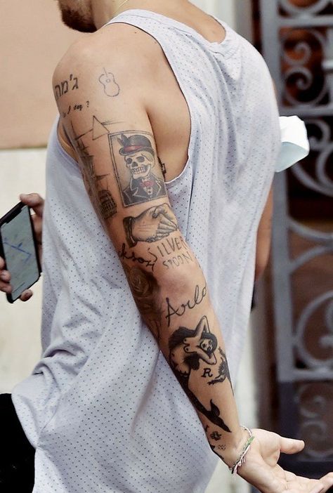 Tatuajes Harry Styles, Back Of Forearm Tattoo, Harry Styles Hands, Harry Tattoos, Simple Tattoos For Women, Fern Tattoo, Harry Styles Tattoos, Mens Shoulder Tattoo, Guitar Tattoo