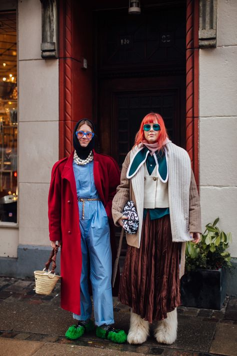 Copenhagen Fashion Week 2022, Print Skirt Outfit, Prints Clothes, 2022 Street Style, Copenhagen Fashion Week Street Style, Bright Colored Outfits, Street Style Outfits Casual, Fashion Week 2022, Street Style Fall Winter