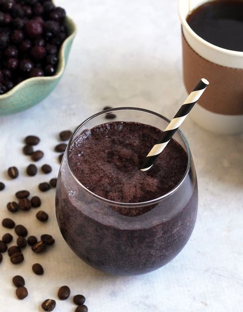 Midnight Mocha Smoothie-- A unexpectedly delicious superfood-packed smoothie with grapes, blueberries, coffee beans, spirulina, and raw cacao. Perfect for a quick, nutrient-dense breakfast! Blueberry Mango Smoothie, Mocha Smoothie, Freezer Smoothie Packs, Freezer Smoothies, Mango Smoothie Recipes, Blueberry Banana Smoothie, Cherry Smoothie, Detox Smoothie Recipes, Blueberry Juice