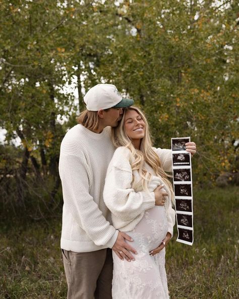 Baby • Instagram Baby Announcement Outfits For Mom, Alaska Maternity Photos, Aspyn Ovard Pregnant, Casual Maternity Pictures, Pregnancy Announcement Outfit, Desert Maternity Photos, Winter Pregnancy Announcement, Summer Pregnancy Outfits, Pregnancy Pics