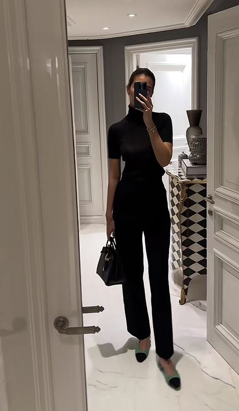 Corporate Outfits With Boots, Natasha Naginsky Style, Women In Finance Outfits, Salon Work Outfit, Natasha Naginsky, All Black Work Outfits Women, Office Fashion Women Work Outfits, Smart Work Outfits Women, Bank Outfits Work