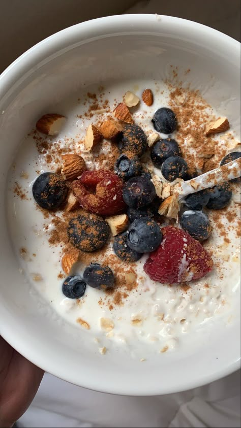 Kefir Aesthetic, Kefir Bowl, Breakfast Oats Aesthetic, Kefir Breakfast, Yogurt Breakfast Aesthetic, Healthy Yogurt Breakfast, Fruits Breakfast Aesthetic, Raspberry Oatmeal Aesthetic, Blueberry Oatmeal Aesthetic