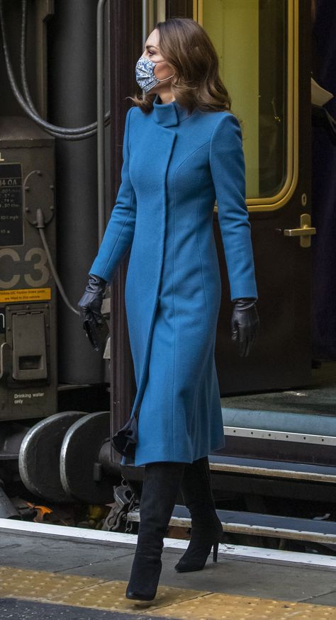 Kate and William's Royal Train Tour 2020 Kate Middleton Stil, Royal Blue Coat, Royal Blue Outfits, Düşes Kate, Herzogin Von Cambridge, Princesse Kate Middleton, Royal Train, Looks Kate Middleton, Catherine Walker