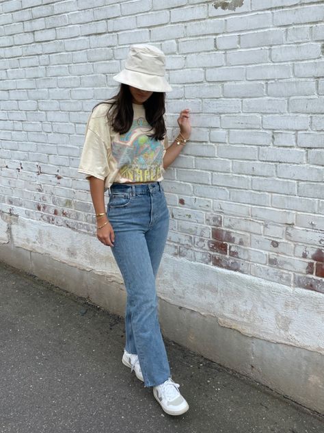 Jeans Bucket Hat Outfit, Bucket Hat Outfit Spring, Straight Jeans With Sneakers, Jean Bucket Hat Outfit, Hat Outfit Spring, Jeans Bucket Hat, Jean Bucket Hat, Jeans And Sneakers Outfit, Basic Ootd