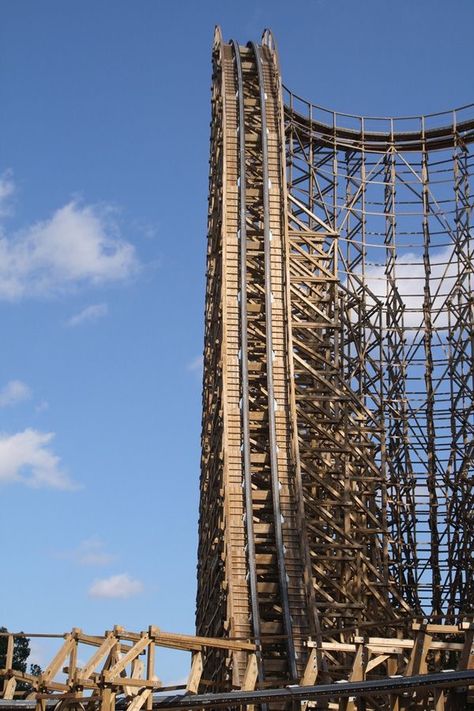 A Wooden Rollercoaster at Six Flags Theme Park Magic Mountain California USA Scary Roller Coasters, Crazy Roller Coaster, Six Flags Great Adventure, Wooden Roller Coaster, Abandoned Theme Parks, Theme Parks Rides, Abandoned Amusement Parks, Amusement Park Rides, Carnival Rides