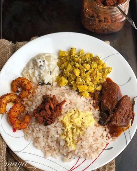 Today's lunch 🔸 Rice with seasoned buttermilk and chicken pickle 🔸 Shrimp fry 🔸 Vellarikka (yellow cucumber) kichadi 🔸 Plantain thoran 🔸 Fish curry Kerala Lunch Recipes, Pickle Shrimp, Kerala Meals, Shrimp Fry, Yellow Cucumber, Chicken Pickle, Meal Plate, Instant Pot Recipes Vegetarian, Bengali Food