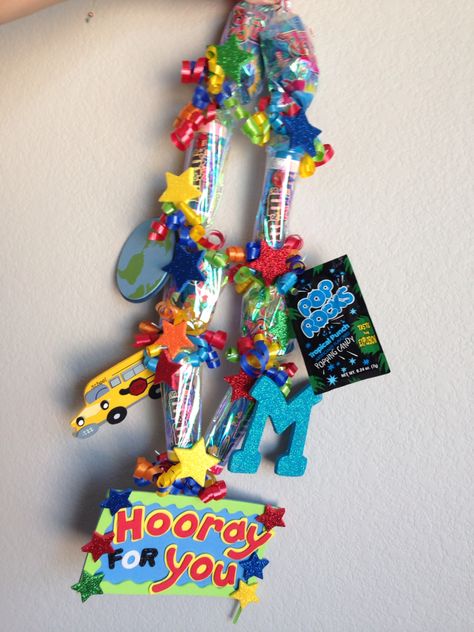 Graduation Candy Bouquet, Graduation Candy Lei, Kinder Graduation Gifts, Kindergarden Graduation, Preschool Graduation Gifts, Kindergarten Graduation Gift, Graduation Leis Diy, Elementary Graduation, Graduation Gifts For Boys