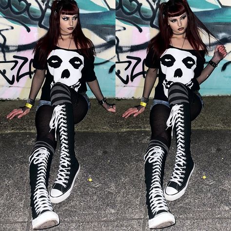 sunami style bitch ! How To Style Knee High Converse, Tall Converse Outfit, Knee High Converse Outfit 2000s, Emo Fall Outfits, Deftones Outfit, Knee High Converse Outfit, Emo Summer Outfits, Punk Goth Outfits, High Converse Outfit