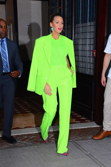 Blake Lively Wore the Wildest Neon Green Suit in New York City Neon Green Outfits, Neon Outfits, Monochromatic Outfit, Neon Fashion, Green Suit, Power Dressing, Fashion Blogger Style, Green Outfit, Blake Lively