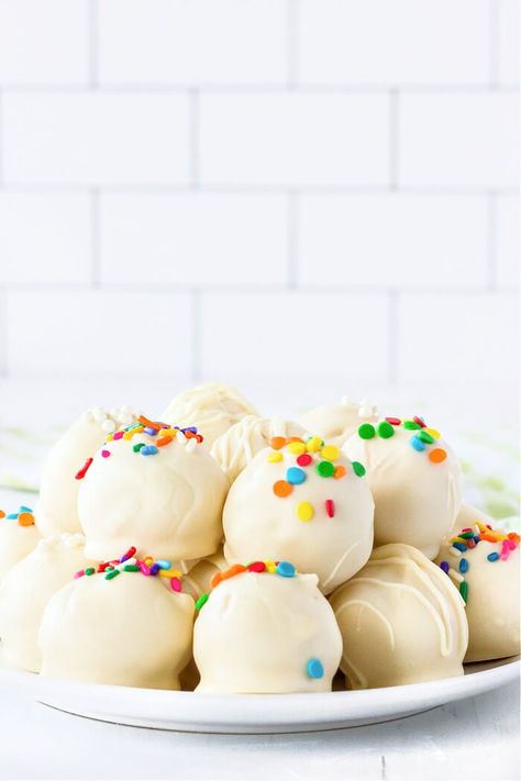 RECIPE FOR HOMEMADE CAKE BALLS Easy Cake Balls Recipe, Homemade Cake Balls, White Cake Balls, Birthday Cake Balls, Vanilla Cake Pop Recipe, Cake Pop Icing, Christmas Cake Balls, Yellow Birthday Cake, Cake Balls Recipe