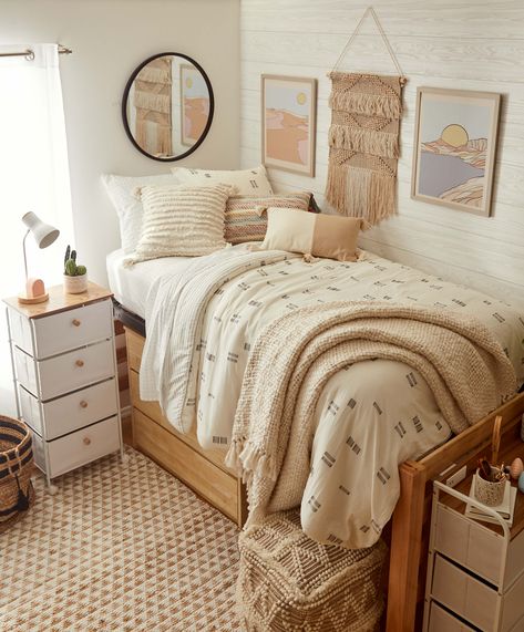 Dorm Room Layouts, Pink Dorm Rooms, College Dorm Room Inspiration, Small Dorm Room, Dream Dorm Room, Boho Dorm Room, Cozy Dorm Room, Dorm Room Styles, College Dorm Room Essentials