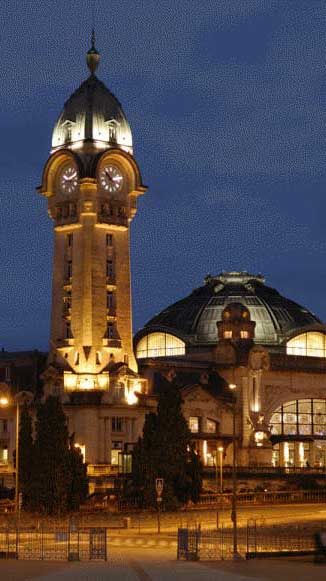 La gare de Limoges-Bénédictins, une des plus belles gares de France et d'Europe ! #gare #garedelimoges #limoges #limousin #limogesbénédictins #visitlimoges #architecture #artdeco #horloge #coupole #vitraux #culture #patrimoine #detoursenfrance Beaux Villages, Limousin, France Travel, Top 20, Ferry Building San Francisco, Big Ben, France, Architecture, Building