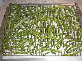 REID NOTES: use safe salt Green bean chips. I've just eaten a 4 oz bag in about 3 hours. Guess it's time to start making my own. Green Bean Chips, Green Beans Chips, Dehydrated Green Beans, Okra Chips, Baked Green Beans, Bean Chips, Veggie Chips, Ideal Protein, Dehydrated Food