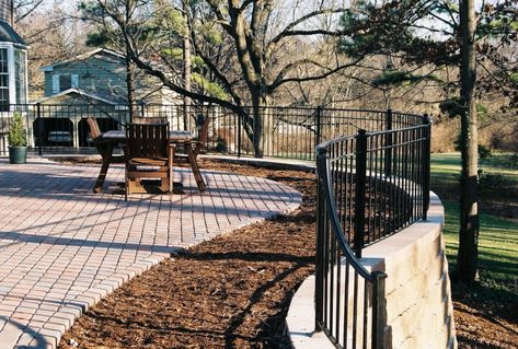 Retaining Wall Fence, Iron Pergola, Backyard Retaining Walls, Pergola Decorations, Wall Fence, Swimming Pool Landscaping, Wall Railing, Backyard Plan, Railings Outdoor