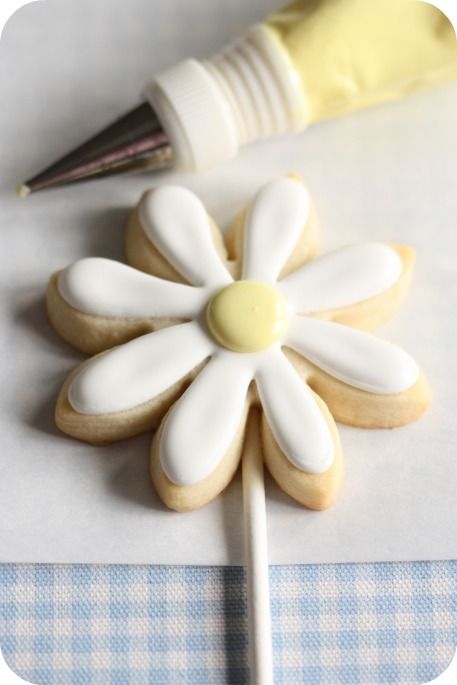 Sugar cookie recipe and frosting recipe Cookie Pops Recipe, Icing Consistencies, Daisy Cookies, Daisy Troop, Cookie Sticks, Cookie Bouquet, Cookie Pops, Pretty Cookies, Fancy Cookies