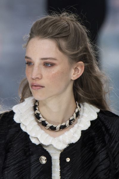 Chanel Makeup Looks, Rebecca Leigh, Chanel 2020, Coco Chanel Fashion, Runway Hair, Chanel Fashion Show, Fashion Trend Forecast, Chanel Runway, Chanel Outfit