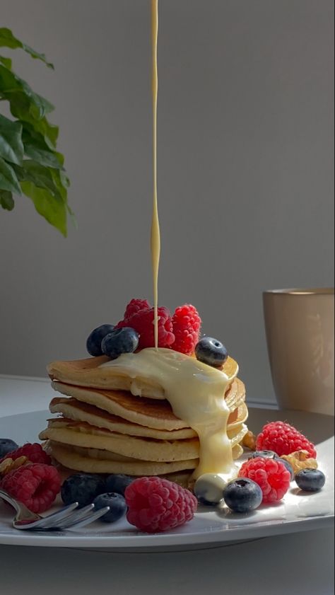 aesthetic breakfast idea - pancakes with vanilla sauce, raspberries and blueberries, plant and cup in the background Pancakes Aesthetic, Berry Pancakes, Dessert Waffles, Aesthetic Breakfast, Vanilla Sauce, Nourishing Foods, Breakfast Idea, Sweet Snacks Recipes, Waffle Recipes