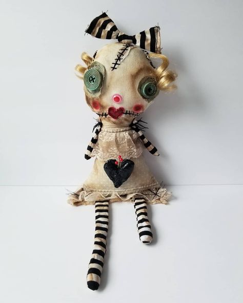 Junker Jane Art Dolls and Soft Sculptures Junker Jane Dolls, Creepy Handmade Dolls, Zombie Dolls Diy, Spooky Dolls Diy, Monster Dolls Handmade, Creepy Dolls Diy, Ooak Dolls Monster High, Ugly Dolls Diy, Cloth Art Dolls