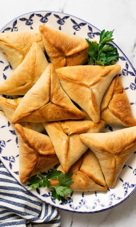 Lebanese Spinach Pies Spinach Fatayer Recipe, Spinach Cakes, Lebanese Spinach, Fatayer Recipe, Spinach Pies, Jordanian Food, Spinach Cake, Pies Savory, Syrian Food