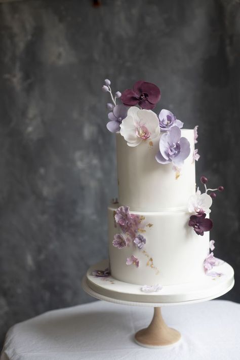 elegant and modern wedding cake with sugar orchid in different shades of purple, and watercolour effect Wedding Cake Designs Purple, Orchid Wedding Cake, Orchid Cake, Flower Cake Design, Watercolor Wedding Cake, Elegant Cake Design, Purple Wedding Cake, Baking Techniques, Modern Cake