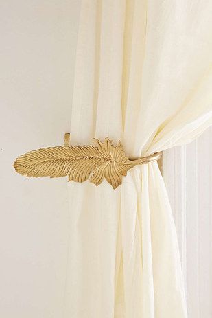 These lovely curtain hooks. | 48 Inexpensive Pieces Of Decor That Will Make Your Home Look Fancy Kursi Ban, Stile Harry Potter, Harry Potter Nursery, Harry Potter Room Decor, Harry Potter Bedroom, Potters House, Harry Potter Decor, Inexpensive Home Decor, Harry Potter Houses