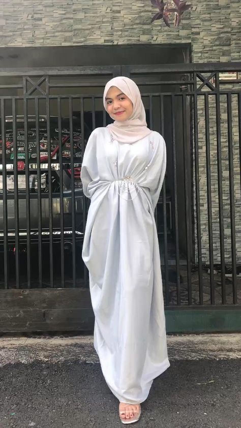 Ootd Long Dress Hijab, Hijab With Kaftan, Kaftan Outfit Ideas Hijab, Ootd Dress Putih, Kaftan Dress Modern Kaftan Dress Modern Hijab, Ootd Hijab Lebaran, Dress Lebaran Hijab, Ootd Lebaran Casual, Inspirasi Kaftan Lebaran