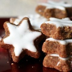 Bredele d'alsace : les étoiles à la cannelle - Feuille de choux Desserts With Biscuits, Cookie Flavors, Xmas Cookies, Pumpkin Spice Cupcakes, Christmas Cooking, Biscuit Cookies, Fall Desserts, Christmas Cake, Christmas Treats