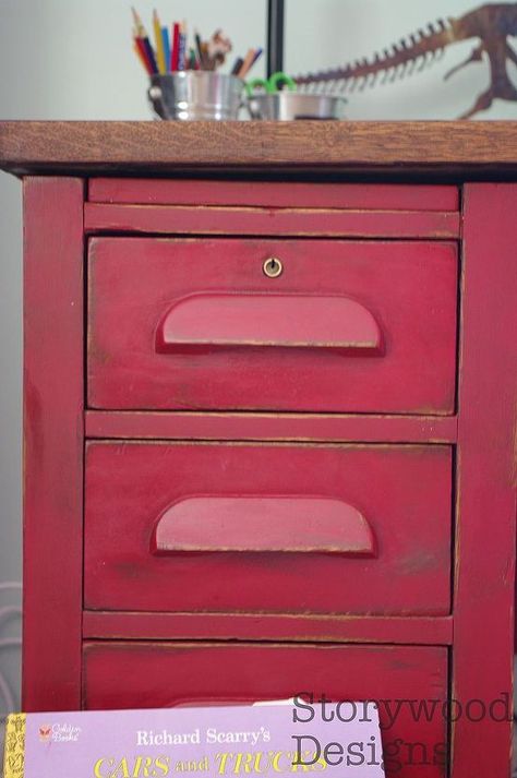 Hs Classroom, Vintage Oak Desk, Teachers Desk, Old School Desks, Vintage Teacher, Teacher's Desk, Vintage Desks, Painting Old Furniture, Red Paint Colors